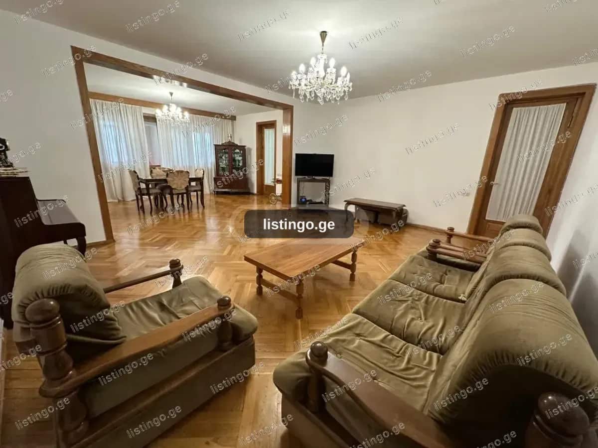 იყიდება 6 ოთახიანი ბინა საბურთალოზე